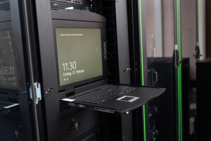DIGITUS 17" LCD KVM Konsole, 8-Port VGA, deutsche Tastatur