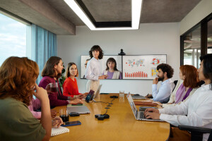 HP Poly Studio E60 – Konferenzkamera – PTZ – 2x 8 MP – 4K UHD – 12x optischer Zoom – Auto-Tracking – LAN/USB – Schwarz